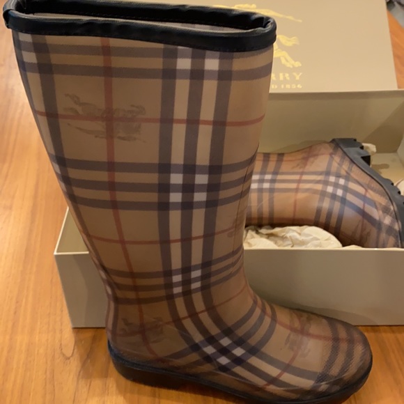 Burberry rain boots - Picture 3 of 4